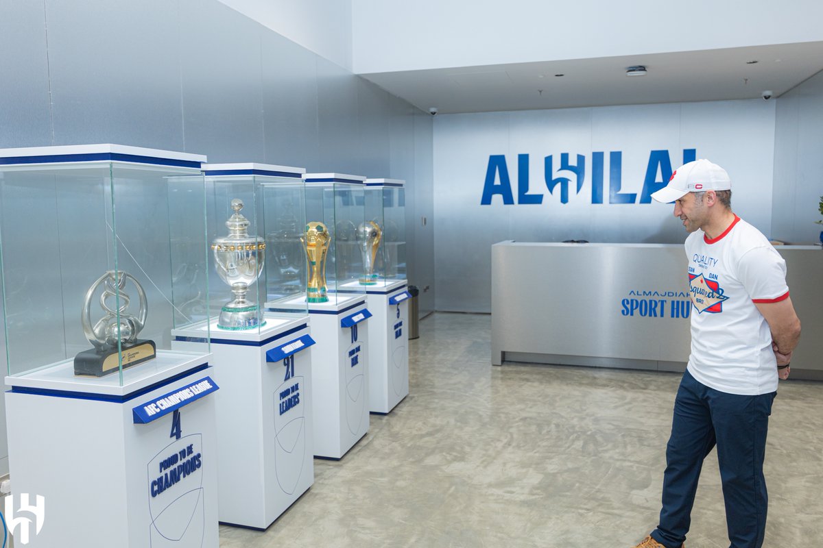 Alhilal_FC's tweet photo. نجمنا السابق "بشّار عبدالله" في مقر الهلال 💙 https://t.co/ccQ7nHgMoz