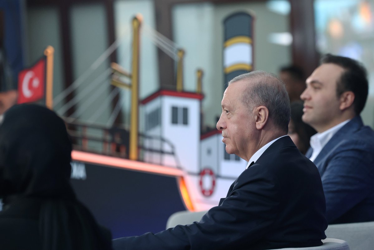 RTErdogan's tweet photo. Karadeniz’in kapısı Samsun’da, bağımsızlık meşalesini yaktığımız ilk şehirde gençlerimizle bir araya geldik.

Gençlerle kucaklaşmaya, gençlerle yoldaşlık etmeye devam edeceğiz. https://t.co/croAqsjGAy