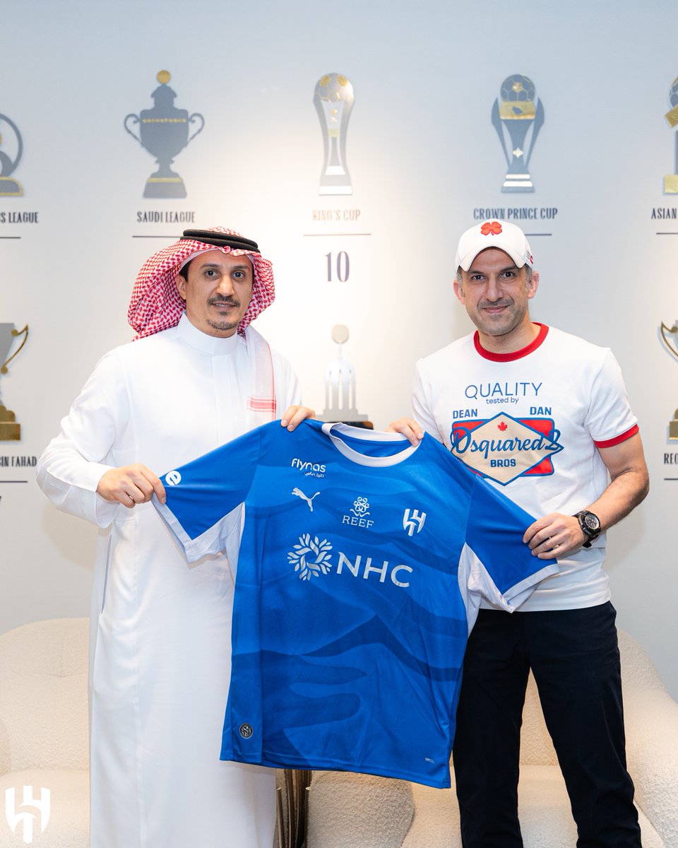 Alhilal_EN's tweet photo. Our former Kuwaiti player Bashar Abdullah visits Almajdiah Sport Hub 💙 https://t.co/dCYSjydZf1