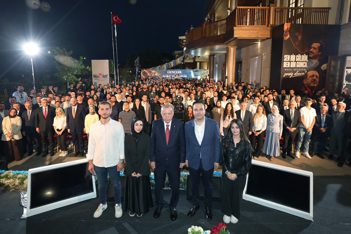 avyusufibis's tweet photo. 📍 Gençlik Buluşmaları “Samsun” 🙋🏻‍♂️

Genel Başkanımız ve Cumhurbaşkanımız Sayın @RTErdogan’ın katılımlarıyla gerçekleştirdiğimiz programımızda, Samsun’dan ve çevre illerimizden gelen gençlerimizle bir araya geldik. 🚀 https://t.co/DTMoGs3yEK