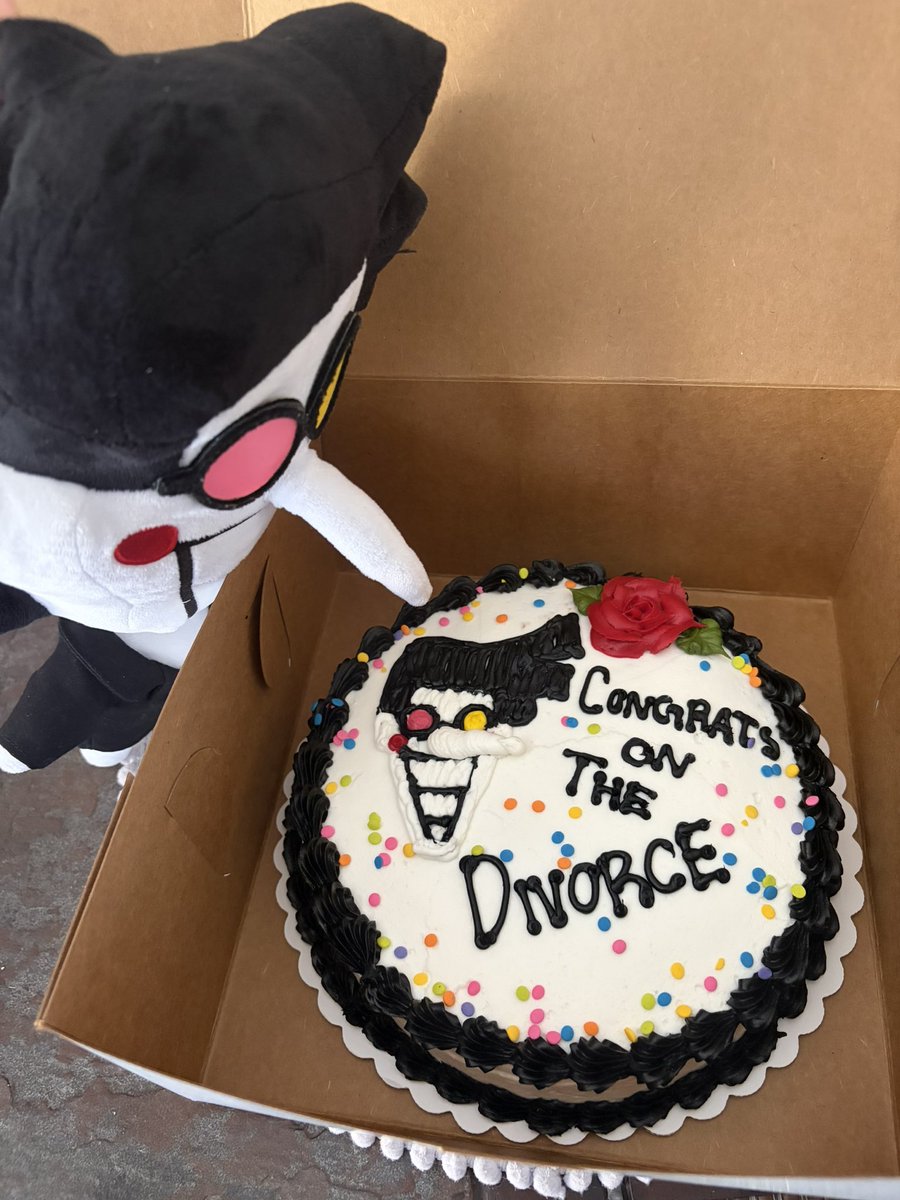 spamagotchi's tweet photo. aww he’s so hungry for some DivorceCake https://t.co/Azs5LgGmTK
