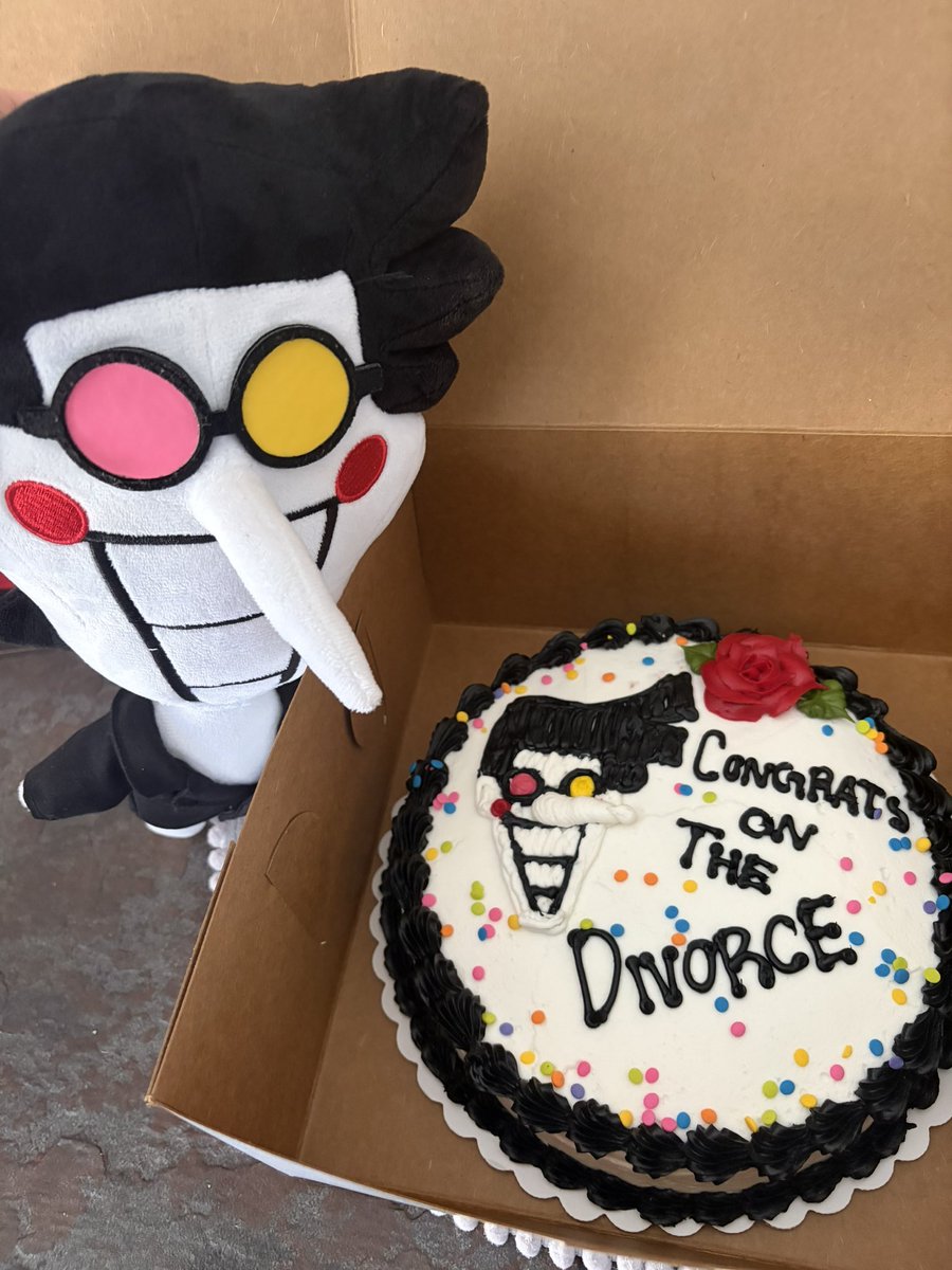 spamagotchi's tweet photo. aww he’s so hungry for some DivorceCake https://t.co/Azs5LgGmTK