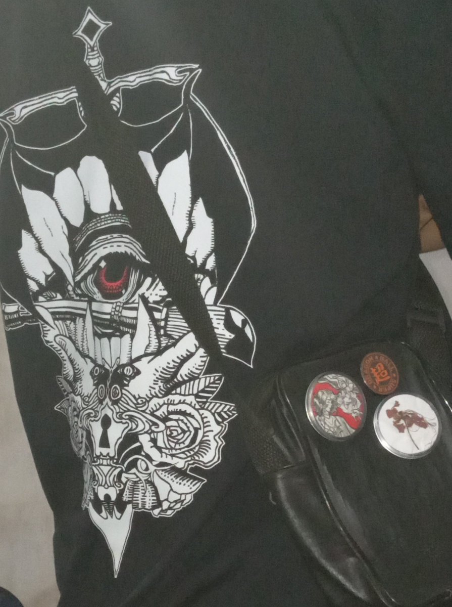 weirdcatzone's tweet photo. está podendo ser ridícula com minha camisa da ravenplai e meu bottom pincelmagico??? https://t.co/kNC3tven4r