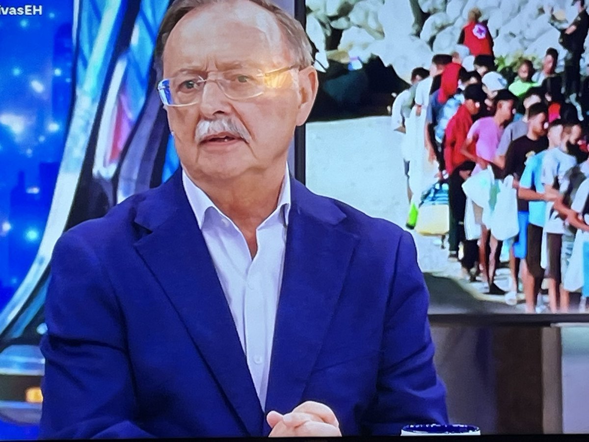 JMtnezNunez's tweet photo. Tiene 73 años , lleva 25 luchado por su ciudad. 
Sin insultar, reflexivo , firme , no me extraña que su ciudad lo adore , ahora lo adora 🇪🇸
Que presidente del gobierno más indigno tenemos . 
La democracia actuará , amigo y la historia juzgará a todos. https://t.co/8bTqjX3KwV