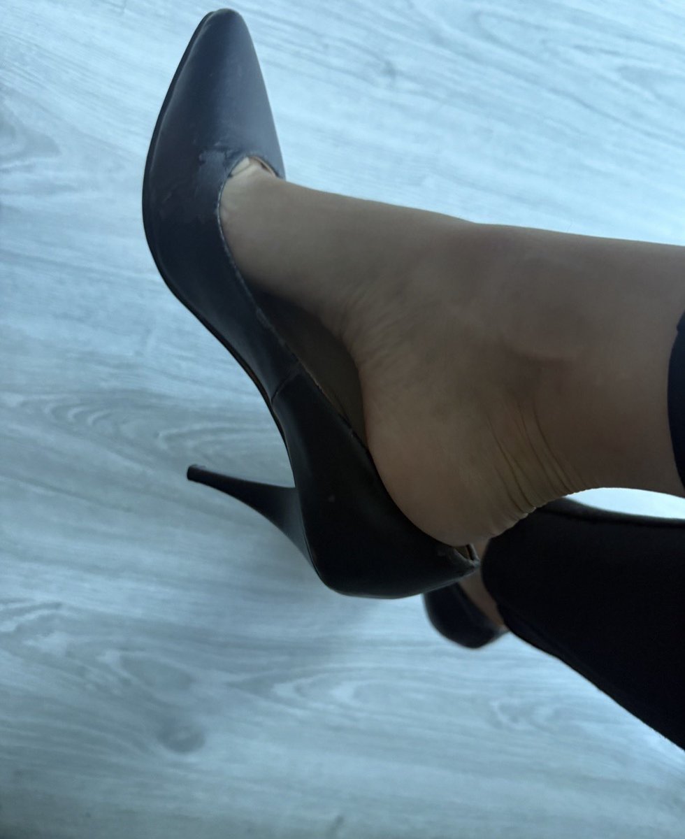 melissa33362999's tweet photo. Auch diese High Heels dürfen schon bald vom Sklaven auf Knien angebetet werden. 👠
12 Jahre lang habe ich sie getragen! Auf unzähligen türkischen Hochzeiten, beim Feiern und durch unzählige lange Nächte. Ich habe in ihnen geschwitzt, getanzt und sie immer wieder getragen. Ihr intensiver, unverwechselbarer Duft wird ihn noch süchtiger und abhängiger nach mir machen 😈

#heels #highheels #pumps #shoefetish #shoeslave #femdom #raceplay #barefoot #alman #feet