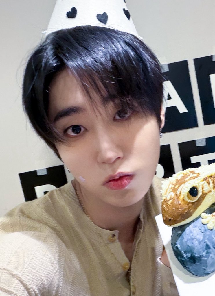 Iinosji's tweet photo. hanjisungie every time he has to take a selfie https://t.co/myB9DxPUuQ