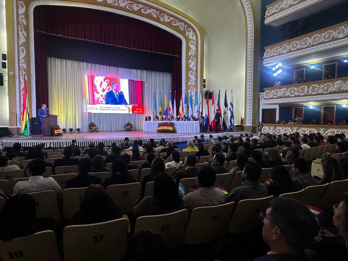 FLACMA_'s tweet photo. #FLACMA celebra Acto Inaugural de su Encuentro Municipalista Latinoamericano en Teatro Gran Mariscal de Sucre🇧🇴
👉Participan +440 invitados, alcaldes y dirigentes de 21 países
Presiden: Gobernador de Chuquisaca, Alcaldesa de Sucre, líderes de FLACMA y de Asociaciones Bolivianas https://t.co/xk7VC0LfvU