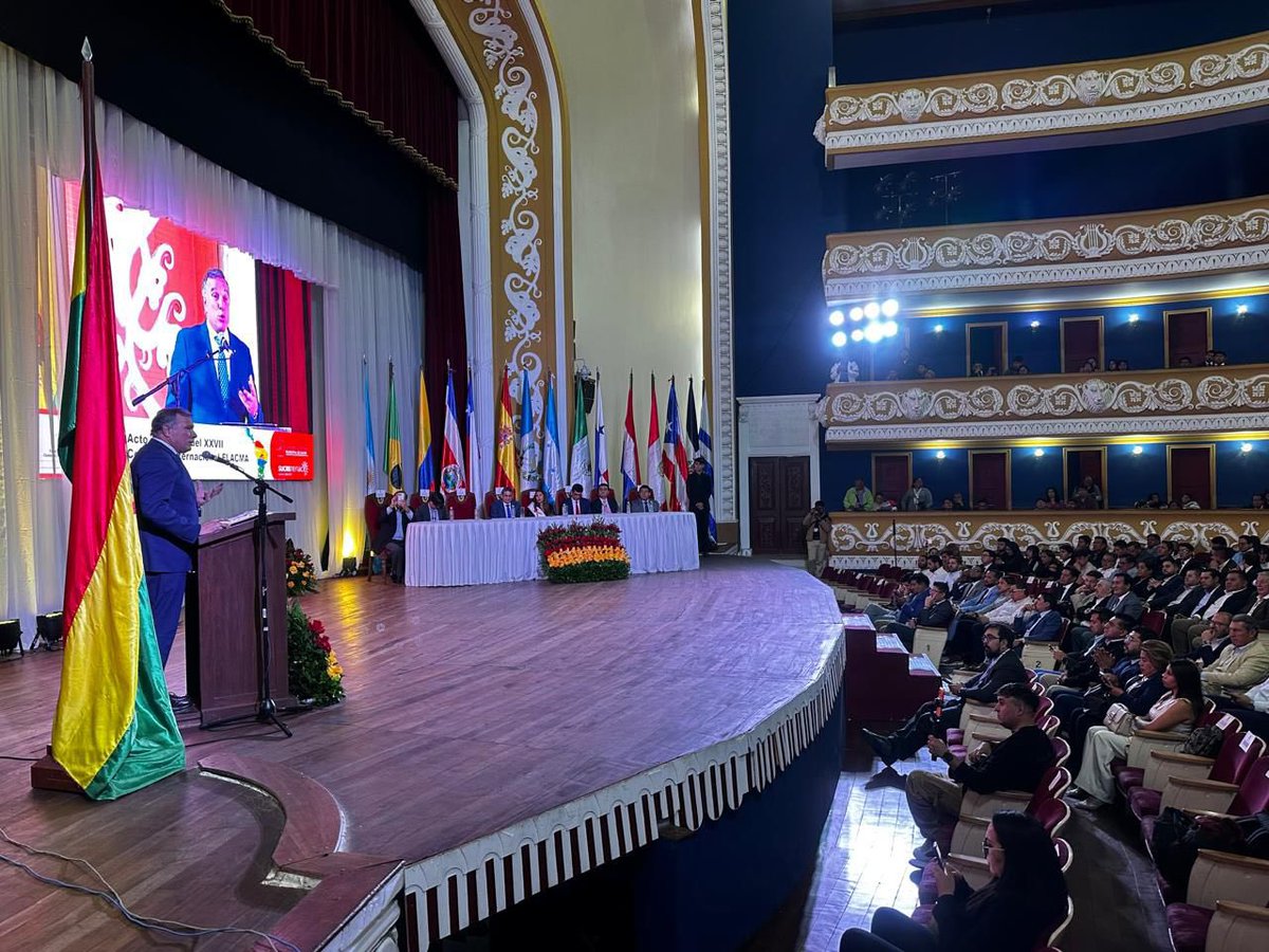 FLACMA_'s tweet photo. #FLACMA celebra Acto Inaugural de su Encuentro Municipalista Latinoamericano en Teatro Gran Mariscal de Sucre🇧🇴
👉Participan +440 invitados, alcaldes y dirigentes de 21 países
Presiden: Gobernador de Chuquisaca, Alcaldesa de Sucre, líderes de FLACMA y de Asociaciones Bolivianas https://t.co/xk7VC0LfvU