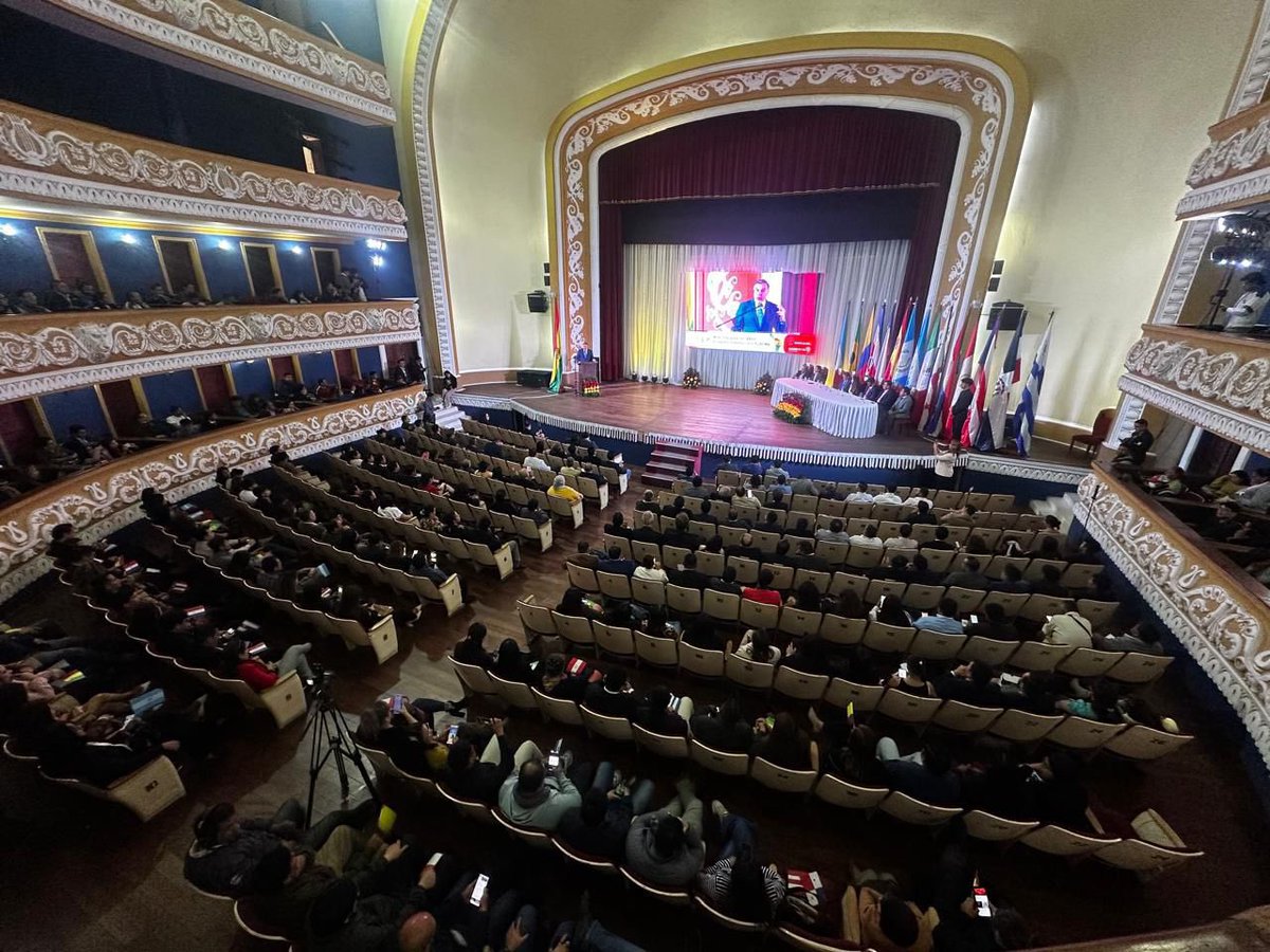 FLACMA_'s tweet photo. #FLACMA celebra Acto Inaugural de su Encuentro Municipalista Latinoamericano en Teatro Gran Mariscal de Sucre🇧🇴
👉Participan +440 invitados, alcaldes y dirigentes de 21 países
Presiden: Gobernador de Chuquisaca, Alcaldesa de Sucre, líderes de FLACMA y de Asociaciones Bolivianas https://t.co/xk7VC0LfvU