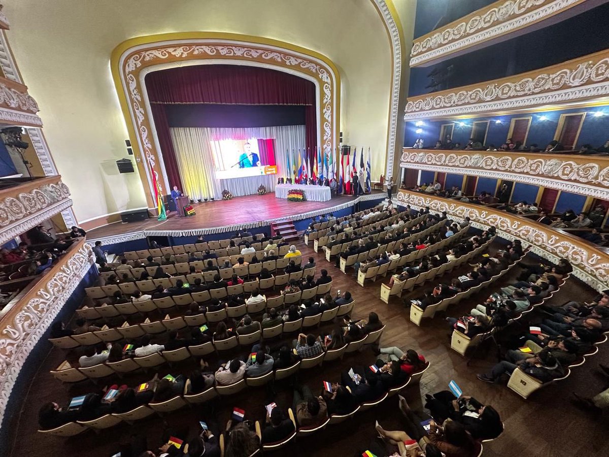 FLACMA_'s tweet photo. #FLACMA celebra Acto Inaugural de su Encuentro Municipalista Latinoamericano en Teatro Gran Mariscal de Sucre🇧🇴
👉Participan +440 invitados, alcaldes y dirigentes de 21 países
Presiden: Gobernador de Chuquisaca, Alcaldesa de Sucre, líderes de FLACMA y de Asociaciones Bolivianas https://t.co/xk7VC0LfvU