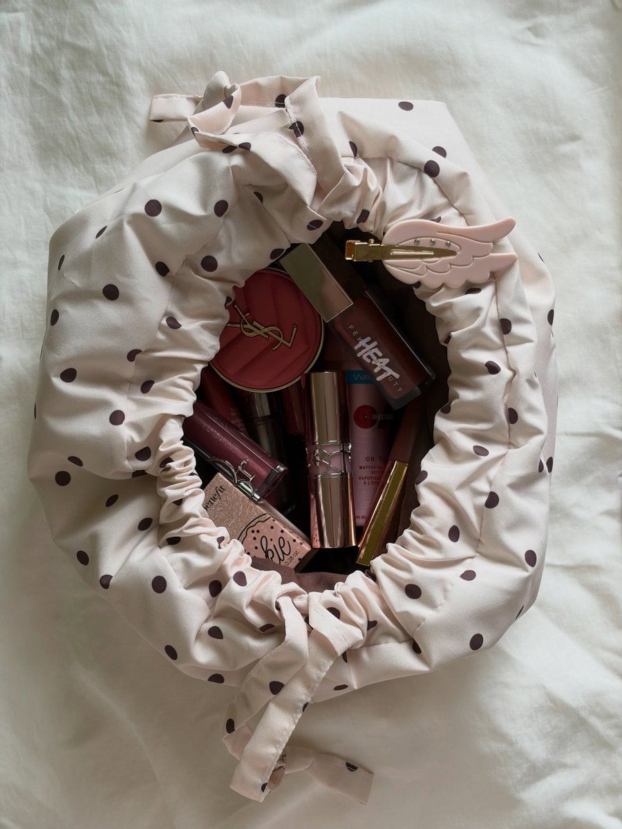 suri_alo's tweet photo. A makeup pouch filled with all things pink. @emijayinc @punchiess https://t.co/Efsy3GcjJE