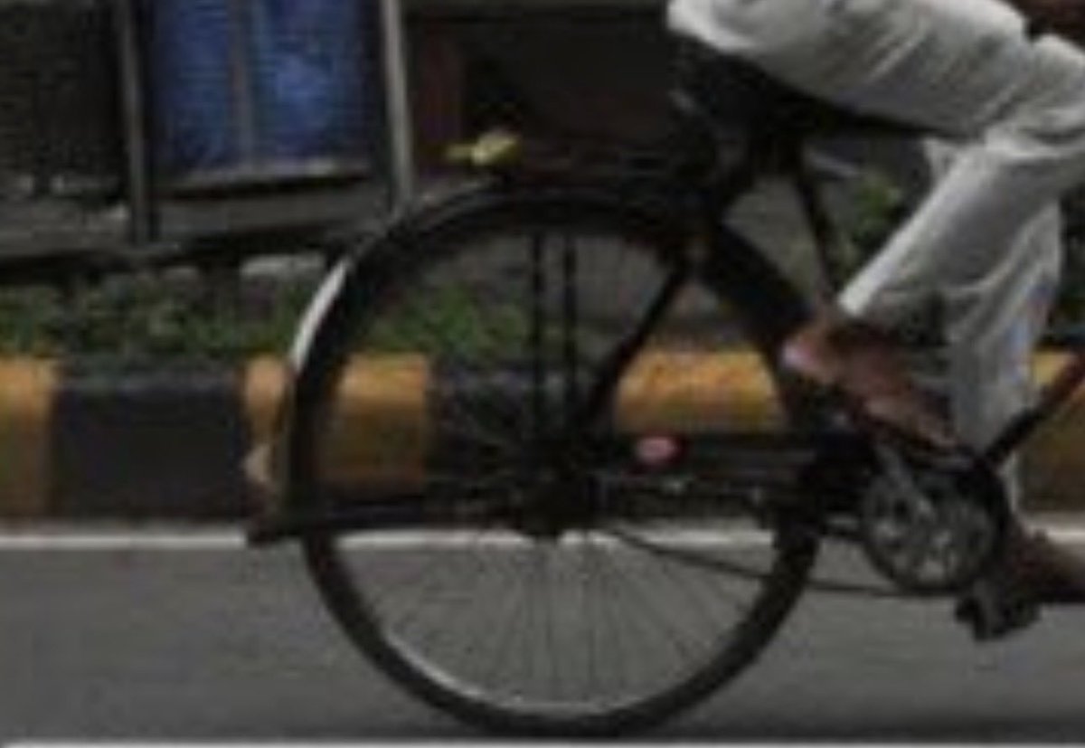 __Common__Man__'s tweet photo. @manasmisraA @AnkurSingh Co-incidentally, both are riding same cycles. https://t.co/3Kv84FsewC