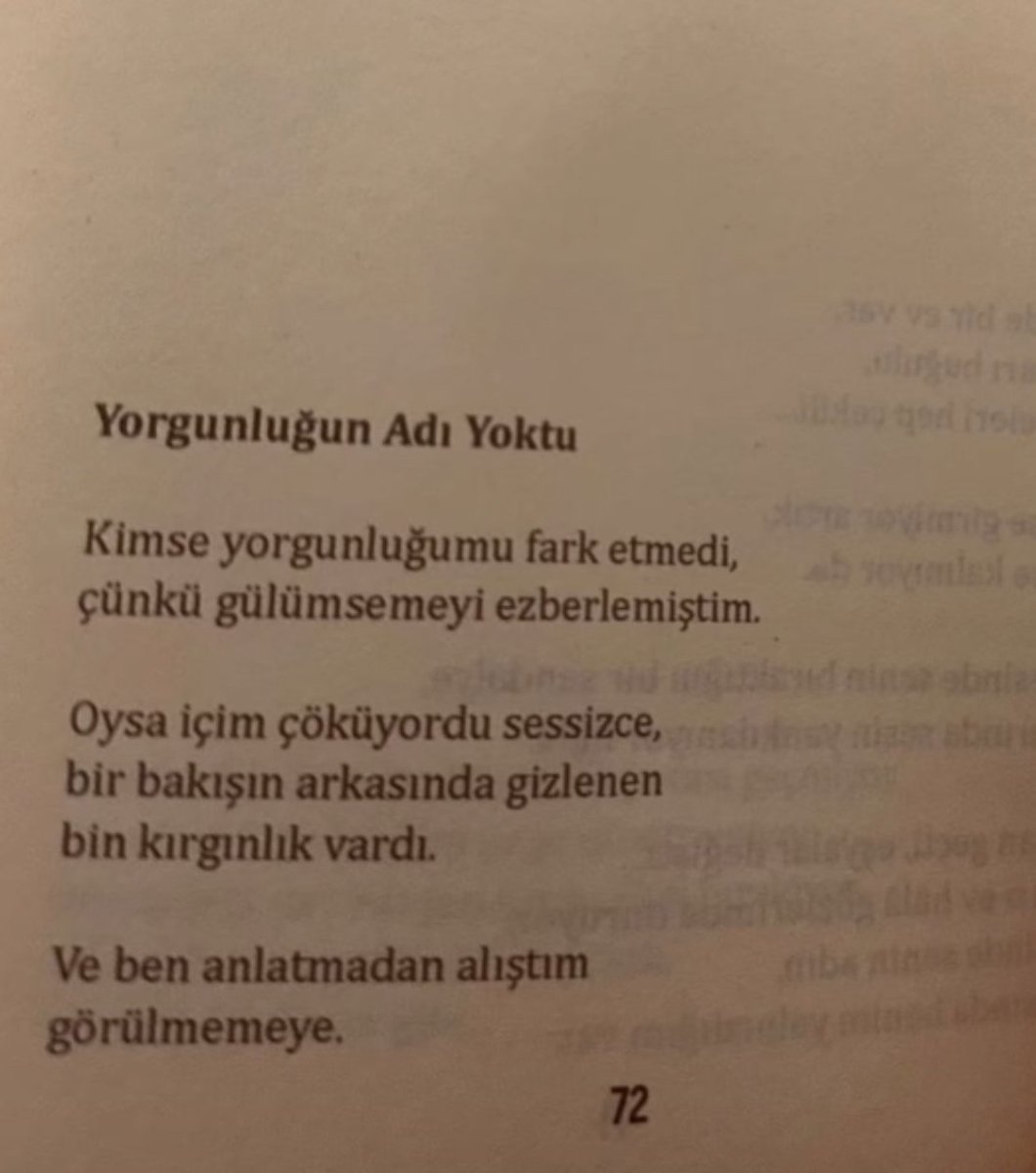 Nara_a12's tweet photo. Gülümsememeyi ezberlemiştim...
İçimde sessizce yıkılan şeyleri, yüzümdeki gülümsemeyle örttüm.. https://t.co/QUaHiOouja