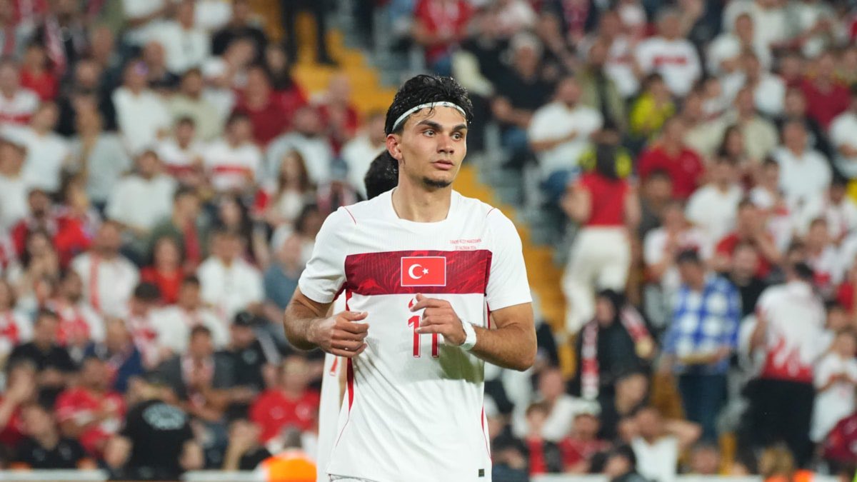 cagdastarik's tweet photo. Doğru bir futbol aklı Lyon’u yenip Şampiyonlar Ligi’ne katıldığı gece Can Uzun’u açıklardı. Ancak Aziz Yıldırım’ı 20 sene tanımış kadim bir FENERBAHÇELİ tam tersine elendiğimiz zaman Can’ı ve hatta bir başka yıldızı alacağını bilirdi. Aziz Yıldırım bu , her şey yolundayken , hepimiz mutluyken yıkar her şeyi. Eğer o gece elenseydik , kesinlikle sinirlenirdi ve o öfkeyle indirirdi Can Uzun’u falan. 

Aziz Başkan mutluyken, her şey yolunda giderken hata yapmaya meyilli bir insan. Biz bunları Zico, Ersun Yanal ve Aykut Kocaman ile yaşadığımız başarılı dönemlerden sonra fazlasıyla tecrübe ettik. Ağustos ayında hava yakalamış, Şampiyonlar Ligine gitmiş takıma , takviye yapmak yerine takımın yıldızı Talisca’yı gönderip , ardından sırıta sırıta transferi kapattık diyerek her şeyin içine sıçtılar!