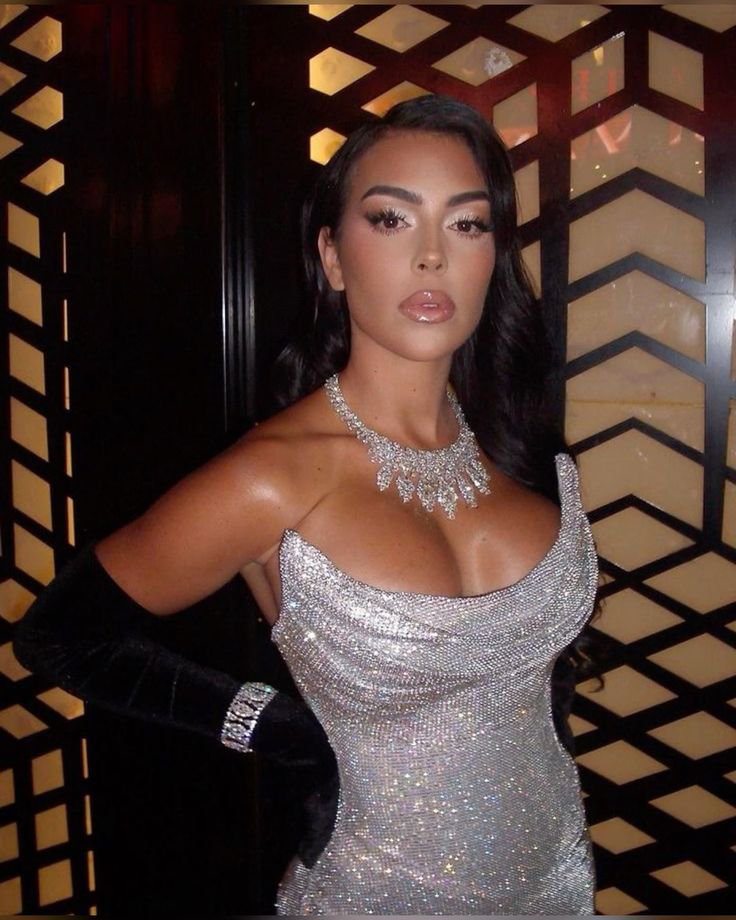 GeorginaRo9yoe's tweet photo. ✨ Elegance, confidence & timeless beauty. ❤️
Georgina Rodríguez looking absolutely stunning. 🔥✨
What do you think of this look? 👀
#GeorginaRodriguez #Georgina #Fashion #Style #FanAccount https://t.co/asx1dx9sGF