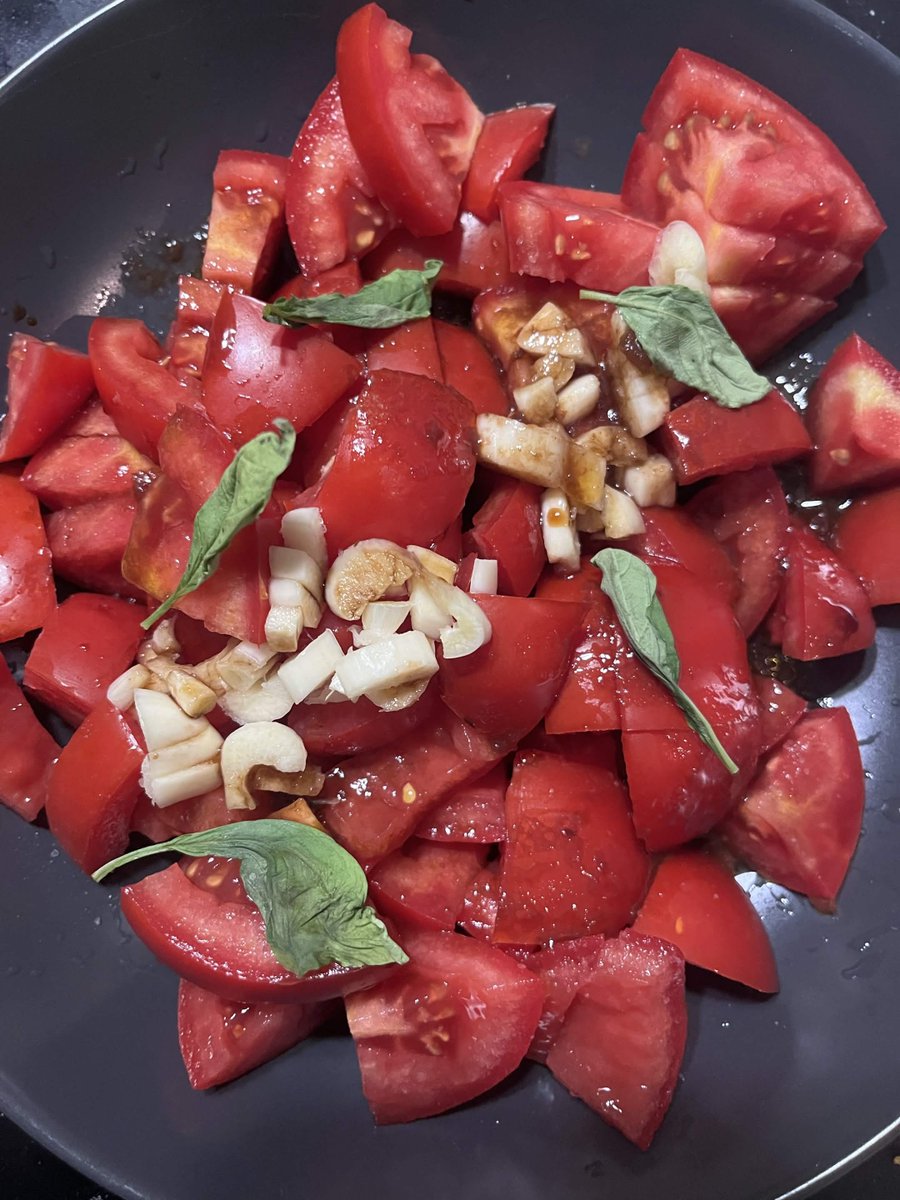 angekasmi's tweet photo. this. was. DELICIOUS. please do this recipe if u want something filling, savory, hydrating and full of taste and its easy
tomatoes, garlic, basil leaves and soy sauce
this whole plate was not even 100kcal (didnt finish it bc im on r3 so im already full lol)
#edrtwt #mealspo https://t.co/r7OHLzDING