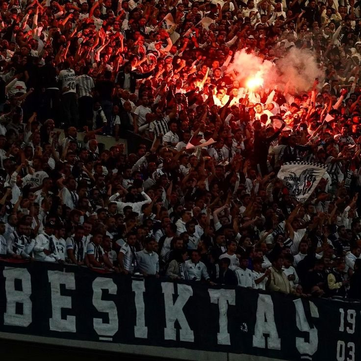 Eaglemedia__'s tweet photo. Beşiktaş taraftar grubu Çarşı’dan Marsilya maçı için tribün çağrısı! 🦅

⚫ Kuzey Tribünü: SİYAH
⚪ Güney Tribünü: BEYAZ https://t.co/BMkS2t7KKr