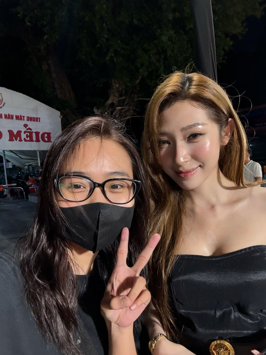 mendezjulia's tweet photo. Dear You: Thư tình gửi ngoại

Phong thư vượt ngàn dặm, mang theo một bông hoa gạo và lời hứa trọn đời. Hoa gạo là ký ức, là minh chứng rằng trái tim anh chưa từng đổi thay. https://t.co/KsQboazA2g