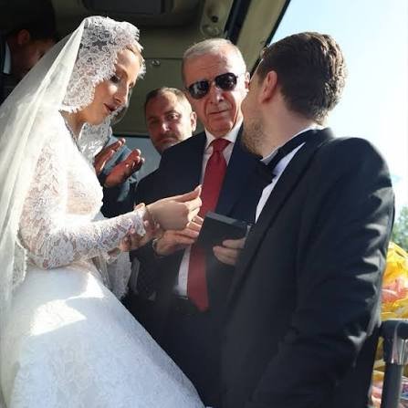 Zortingcom's tweet photo. Yanına gelen yeni evlenen geline bilezik takan Erdoğan: "Halka geçirme bizim en iyi yaptığımız iş" https://t.co/0wYl0u41Bl
