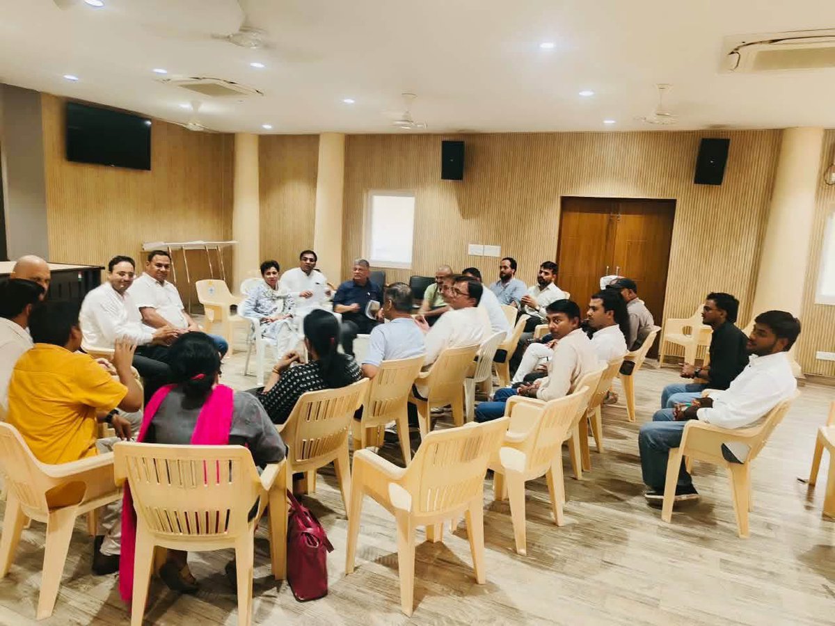 kumarsurender's tweet photo. आज दिल्ली यूनिवर्सिटी के प्रोफेसर्स के ग्रुप (AAD ) से सैकड़ों प्रोफेसर्स आम आदमी पार्टी छोड़ कांग्रेस पार्टी में शामिल हुए. 
कांग्रेस में शामिल होने के बाद दिल्ली यूनिवर्सिटी प्रोफेसर्स ने कांग्रेस महासचिव आदरणीय @Kumari_Selja जी से मुलाक़ात की और मार्गदर्शन लिया . 

इस दौरान दिल्ली विश्वविद्यालय में पढ़ा रहे पुराने साथियों से भी मिलना हुआ. 

इतनी बड़ी संख्या में बुद्धिजीवियों का कांग्रेस पार्टी में शामिल होना भविष्य का परिचायक है . भाजपा हो चाहे आम आदमी पार्टी सभी ने देश के हर वर्ग के साथ छल किया है . 

आने वाले समय में देश को कोई दिशा और विकास दे सकता है तो वो है भारतीय राष्ट्रीय कांग्रेस पार्टी .

जय कांग्रेस विजय कांग्रेस!

@INCHaryana @DrJaihind @SanjaySDutt