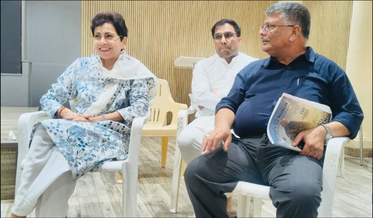 kumarsurender's tweet photo. आज दिल्ली यूनिवर्सिटी के प्रोफेसर्स के ग्रुप (AAD ) से सैकड़ों प्रोफेसर्स आम आदमी पार्टी छोड़ कांग्रेस पार्टी में शामिल हुए. 
कांग्रेस में शामिल होने के बाद दिल्ली यूनिवर्सिटी प्रोफेसर्स ने कांग्रेस महासचिव आदरणीय @Kumari_Selja जी से मुलाक़ात की और मार्गदर्शन लिया . 

इस दौरान दिल्ली विश्वविद्यालय में पढ़ा रहे पुराने साथियों से भी मिलना हुआ. 

इतनी बड़ी संख्या में बुद्धिजीवियों का कांग्रेस पार्टी में शामिल होना भविष्य का परिचायक है . भाजपा हो चाहे आम आदमी पार्टी सभी ने देश के हर वर्ग के साथ छल किया है . 

आने वाले समय में देश को कोई दिशा और विकास दे सकता है तो वो है भारतीय राष्ट्रीय कांग्रेस पार्टी .

जय कांग्रेस विजय कांग्रेस!

@INCHaryana @DrJaihind @SanjaySDutt