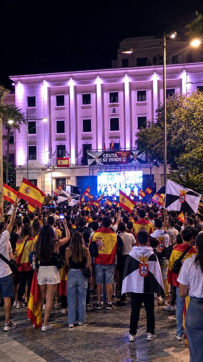 valmenor's tweet photo. Como veis las y los pobres ceutíes no pueden salir de casa en todo el verano, salvo para aclamar a Vivas y contra el perro Sánchez, que entonces sí pueden salir. https://t.co/jCiZKpMPWu