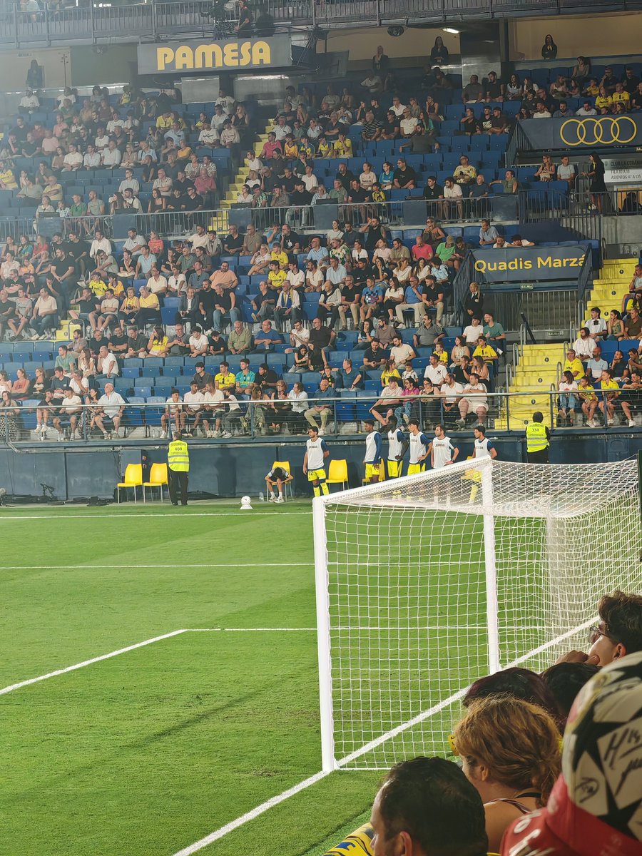 JuliCessar's tweet photo. Els jugadors del Villarreal en compte d'escalfar porten 5 min de cronòmetre ahí para mirant el partit, això ho diu tot. No estan en l'entrenador #villarrealBetis https://t.co/5n3eBt5F04