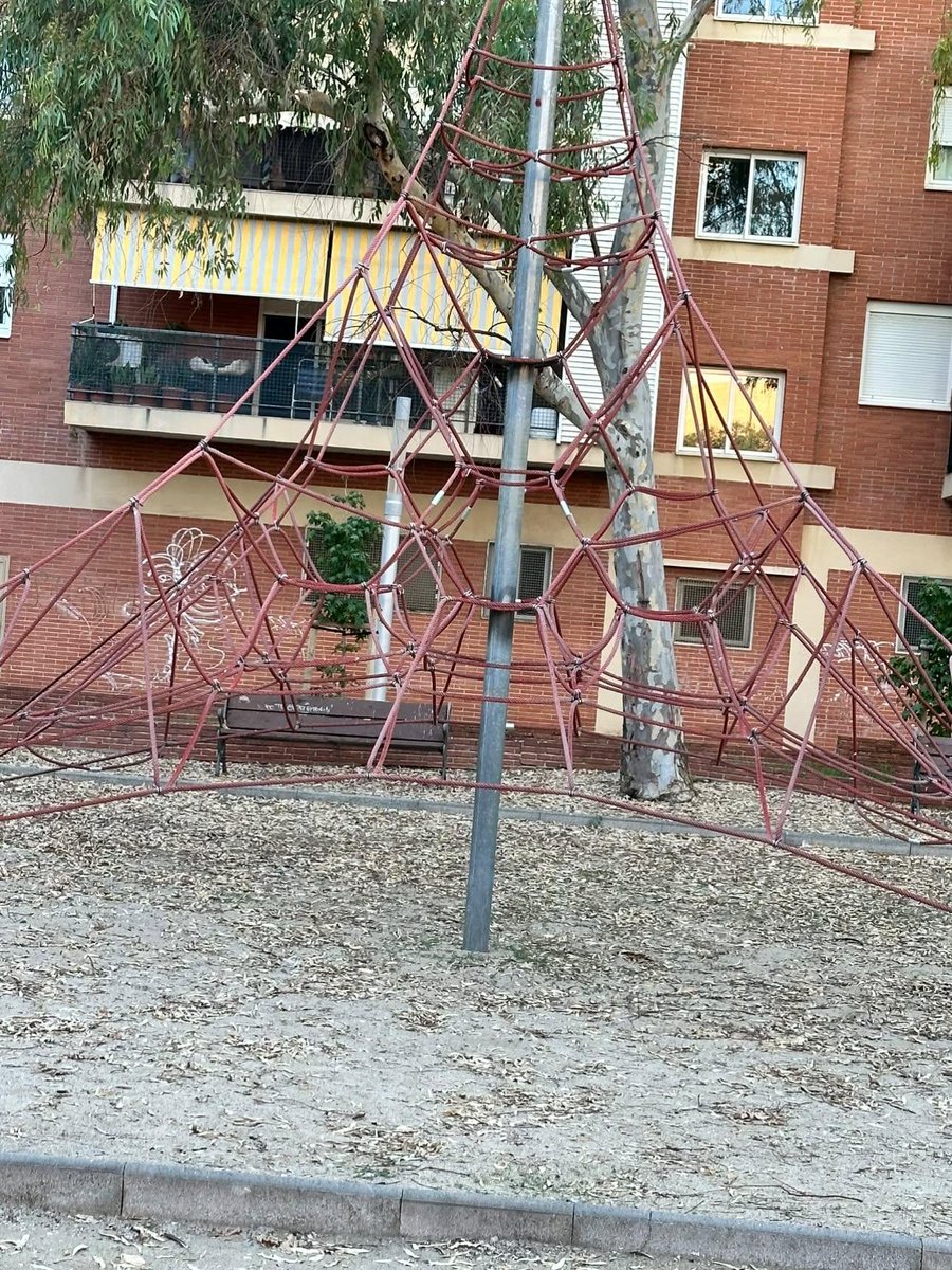 Plat_TgnaNeta's tweet photo. #tarragona #tarragonabruta 
Parcs infantils que fan fàstic 🤮🤮 https://t.co/ipr9PhQFJl