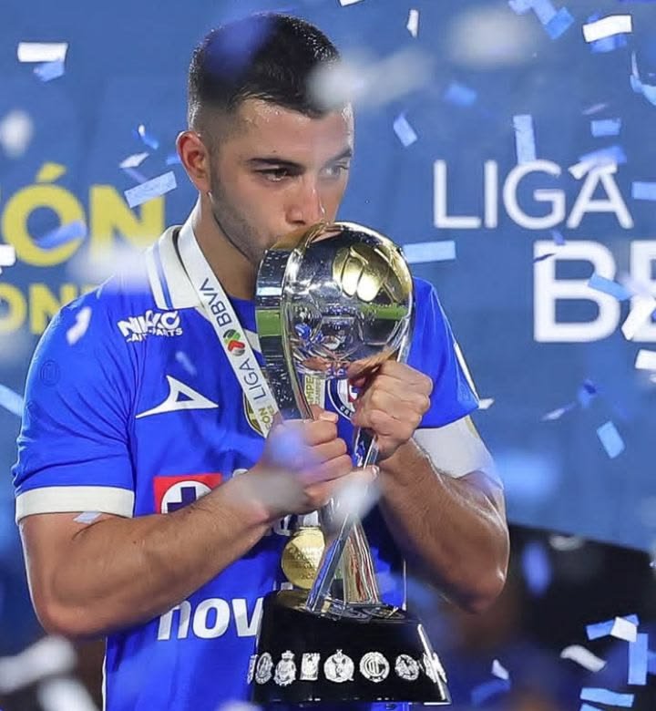 lichakgae67's tweet photo. AU LIRALONSO where . . .

Erik Lira es el futbolista más famoso del momento y, contra todo pronóstico, se enamora del lindo twittero que siempre le tira mierda.

o

Sebas Alonso descubre que, después de todo, no puede odiar a Lira tanto como debería. https://t.co/Ri1qdUwtqx