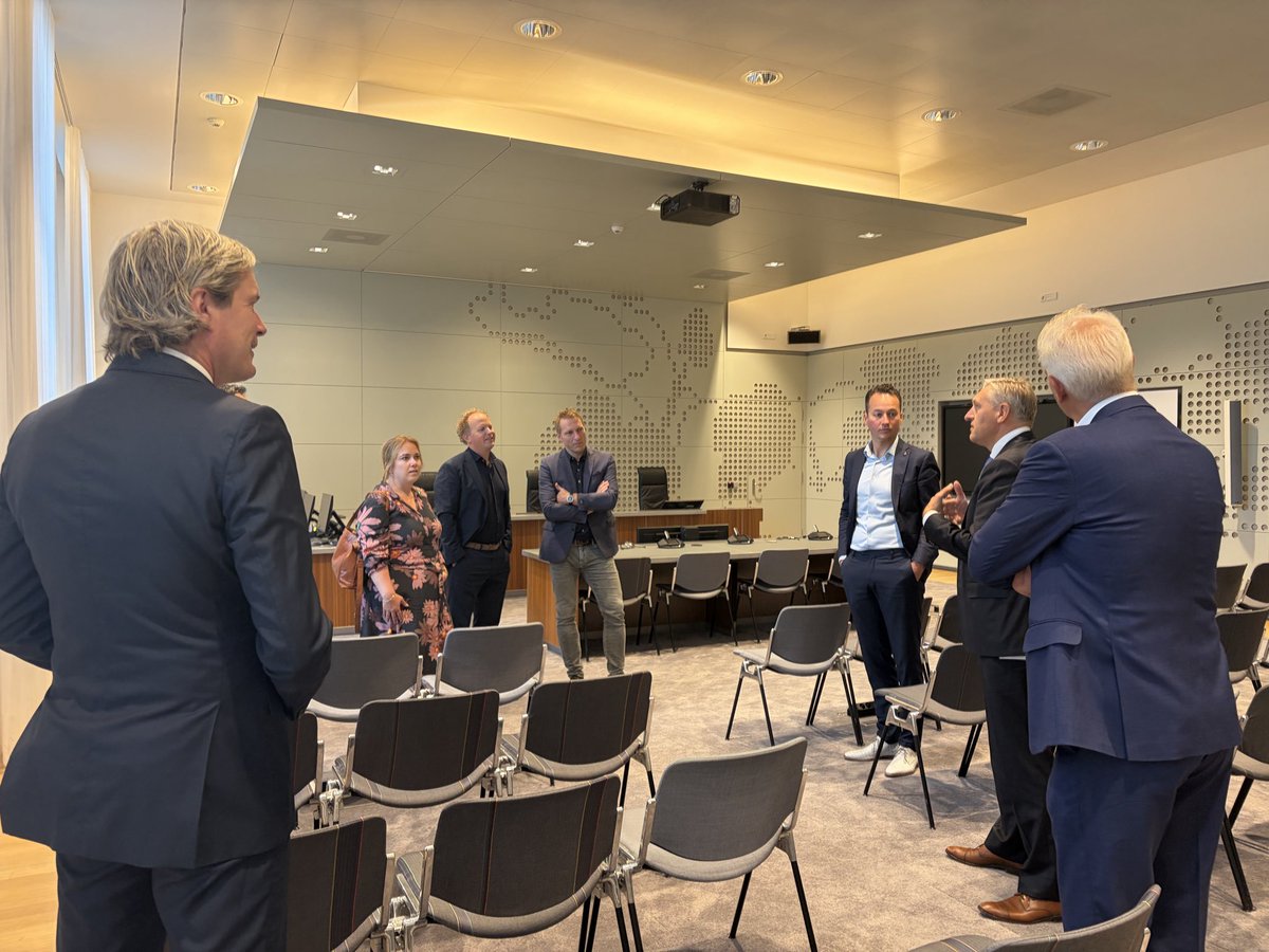 foortvanoosten's tweet photo. Pre-Prinsjesdag met college #Leeuwarden #Ljouwert in Den Haag. Rondleiding door vice-president Raad van State, opening N4 (Groningen, Assen, Emmen, Leeuwarden) lobby kantoor met pitch door @arnorutte en geslaagde SNN borrel: “Samen maken we Noord Nederland nog mooier en sterker”! https://t.co/RCoOjjJwCJ