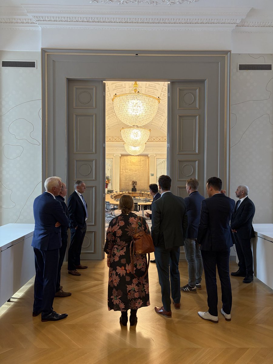 foortvanoosten's tweet photo. Pre-Prinsjesdag met college #Leeuwarden #Ljouwert in Den Haag. Rondleiding door vice-president Raad van State, opening N4 (Groningen, Assen, Emmen, Leeuwarden) lobby kantoor met pitch door @arnorutte en geslaagde SNN borrel: “Samen maken we Noord Nederland nog mooier en sterker”! https://t.co/RCoOjjJwCJ