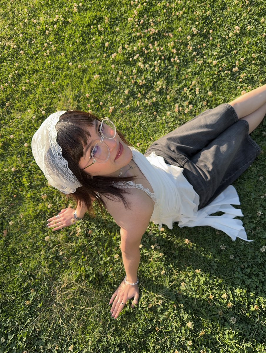 GuiGrego23's tweet photo. Mis amiguitas me dijeron que me veía linda con mi outfit. Las quiero muchísimo. https://t.co/AjwsffuRE0