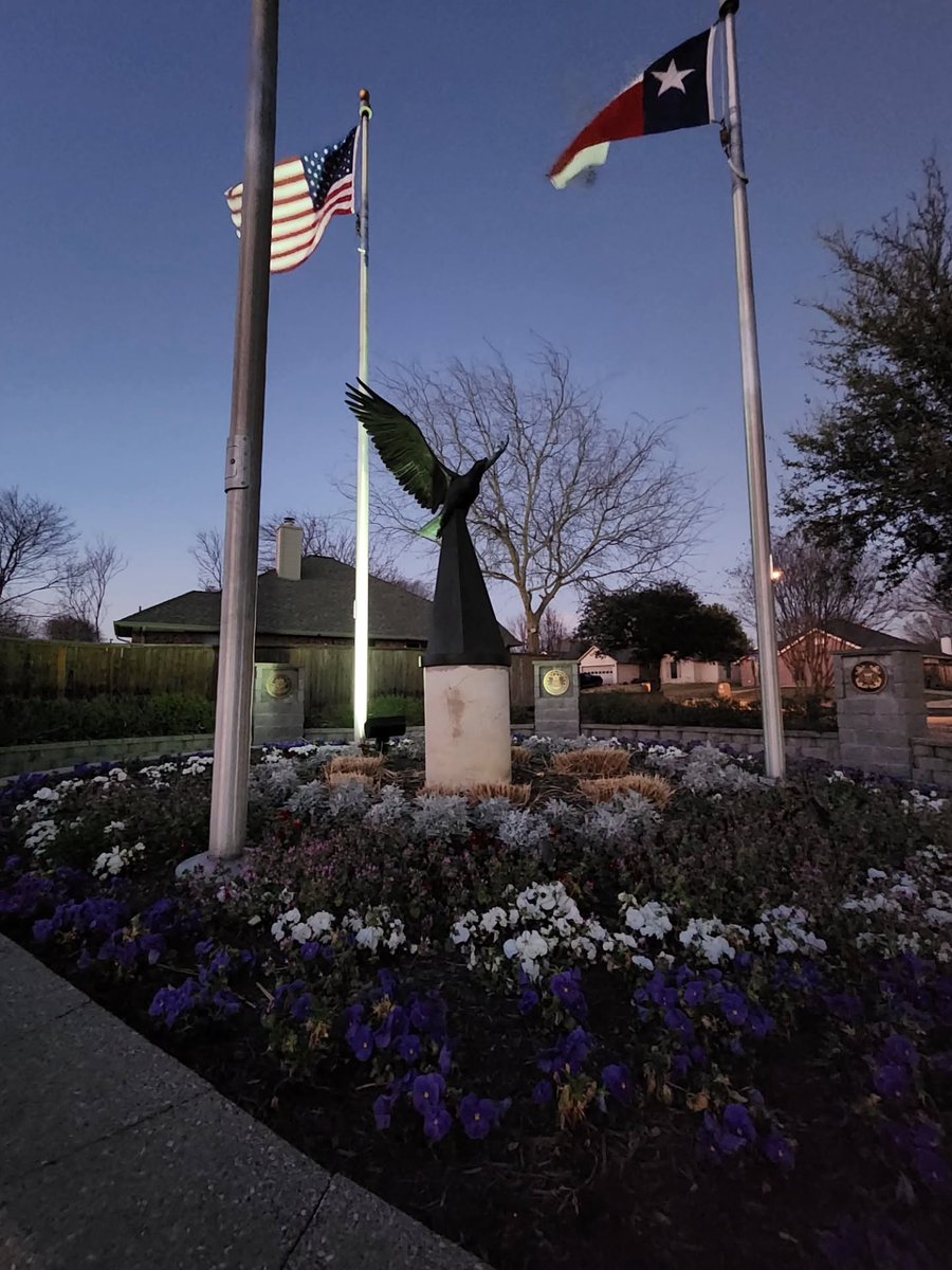 gaby_vsj's tweet photo. Stopped by the Veterans Memorial tonight. In light of recent events, it felt especially important to pause and remember all who served. https://t.co/mJ4hHnbB4S