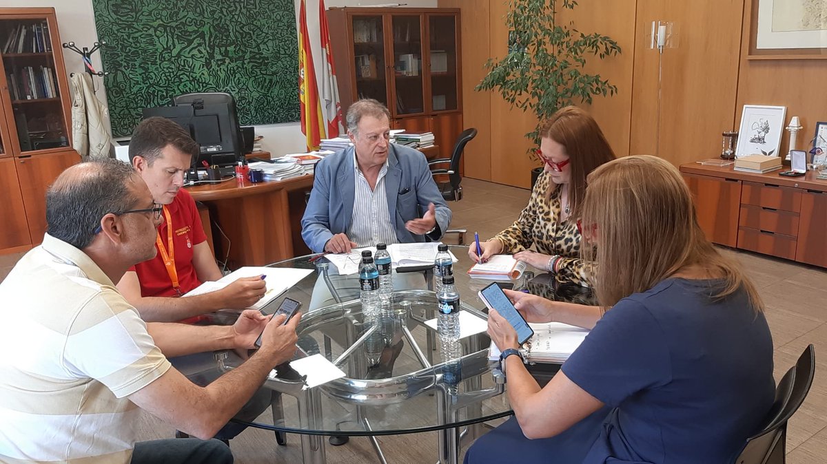irenecortesc5's tweet photo. Hoy hemos mantenido una reunión de seguimiento de los protocolos y colaboraciones que la Agencia de Protección Civil y Emergencias #APCE de la @jcyl mantiene con @AEMET_CyL . https://t.co/253FUXYjtL