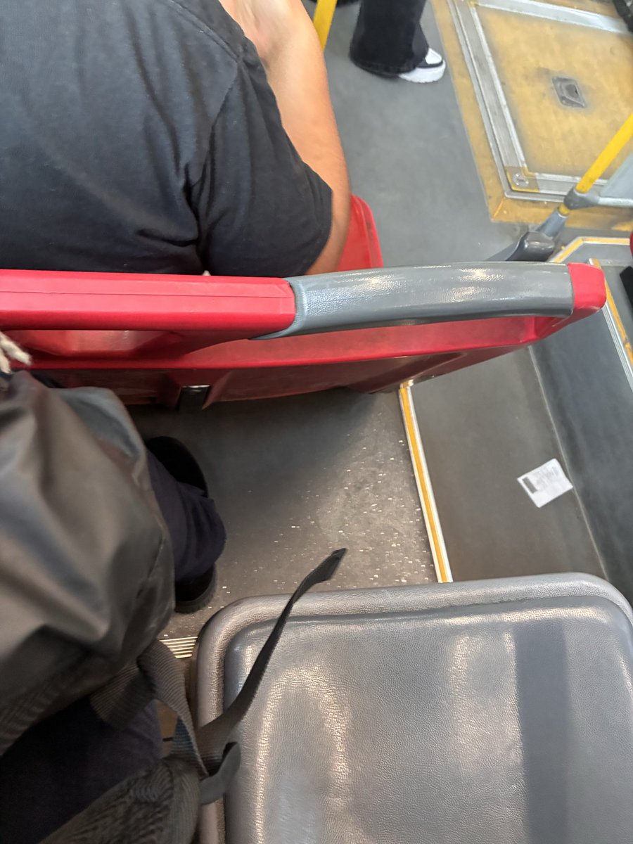 mac_alien_'s tweet photo. En este espacio no cabe una persona que mida más de 1, 60, @Red_Movilidad  cuando traigan buses , evalúen el espacio entre asientos. POR FAVOR @MTTChile  @louisdegrange https://t.co/ae7quEvALF