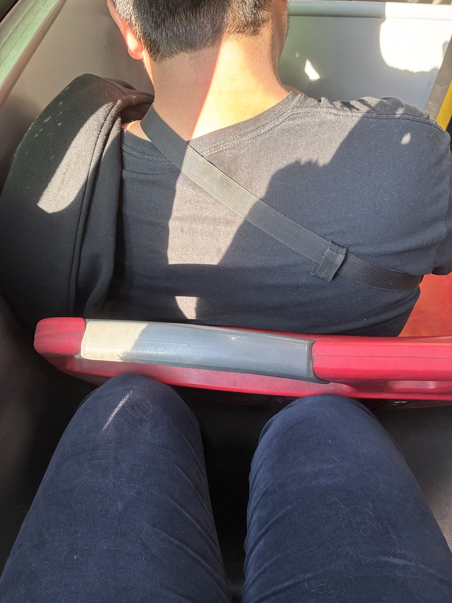 mac_alien_'s tweet photo. En este espacio no cabe una persona que mida más de 1, 60, @Red_Movilidad  cuando traigan buses , evalúen el espacio entre asientos. POR FAVOR @MTTChile  @louisdegrange https://t.co/ae7quEvALF