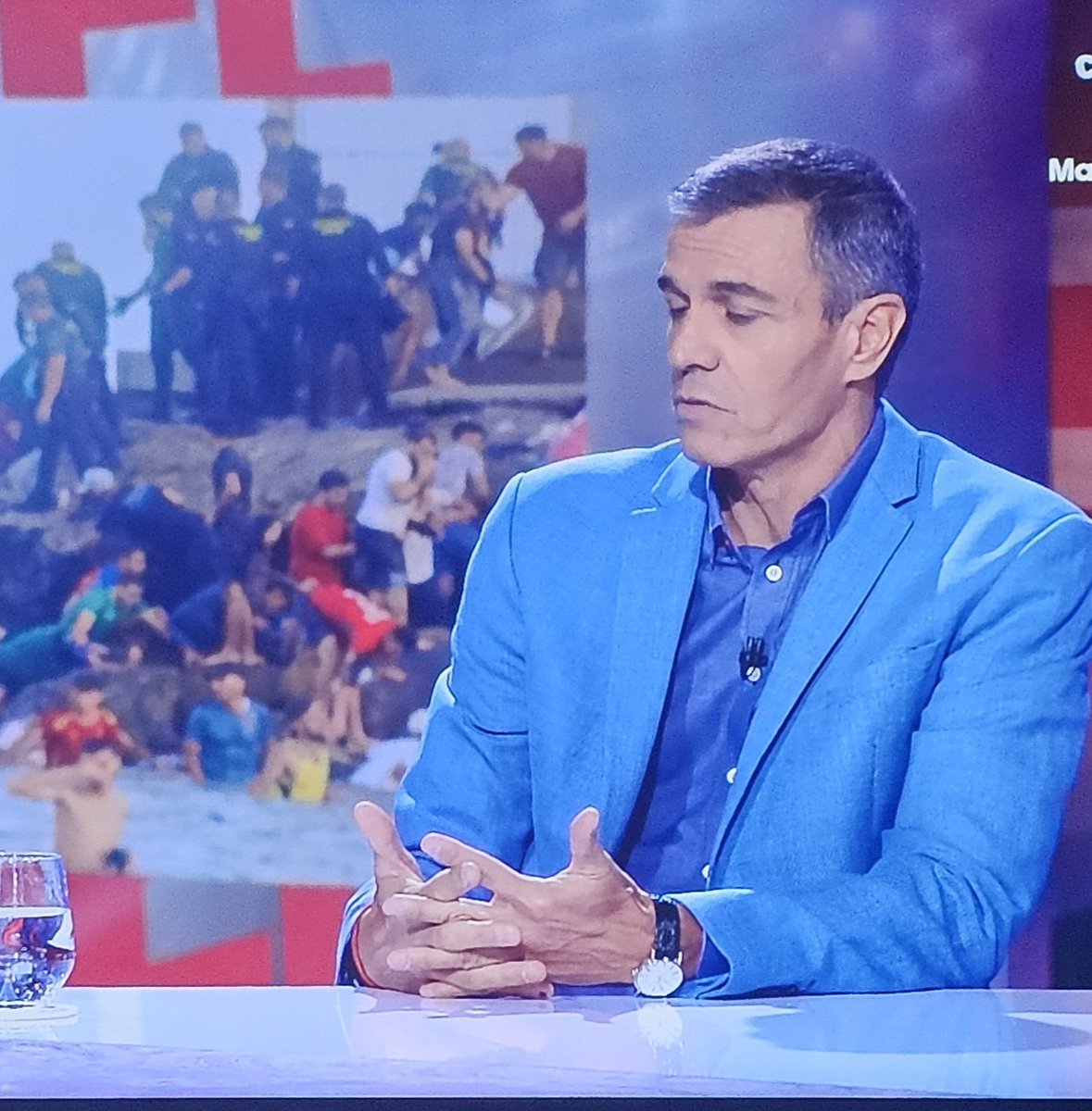 jemayfe73's tweet photo. Acabo de ver 5 minutos a este puto psicópata tarado y si yo fuese un invasor marroquí, oyendo la sarta de mierdas que ha dicho, mañana no entraría con 80.000 ilegales más, sino con un millón, porque ha dejado claro que le suda los cojones Ceuta y España. 
Es un verdadero cerdo. https://t.co/0HckD0PdBB