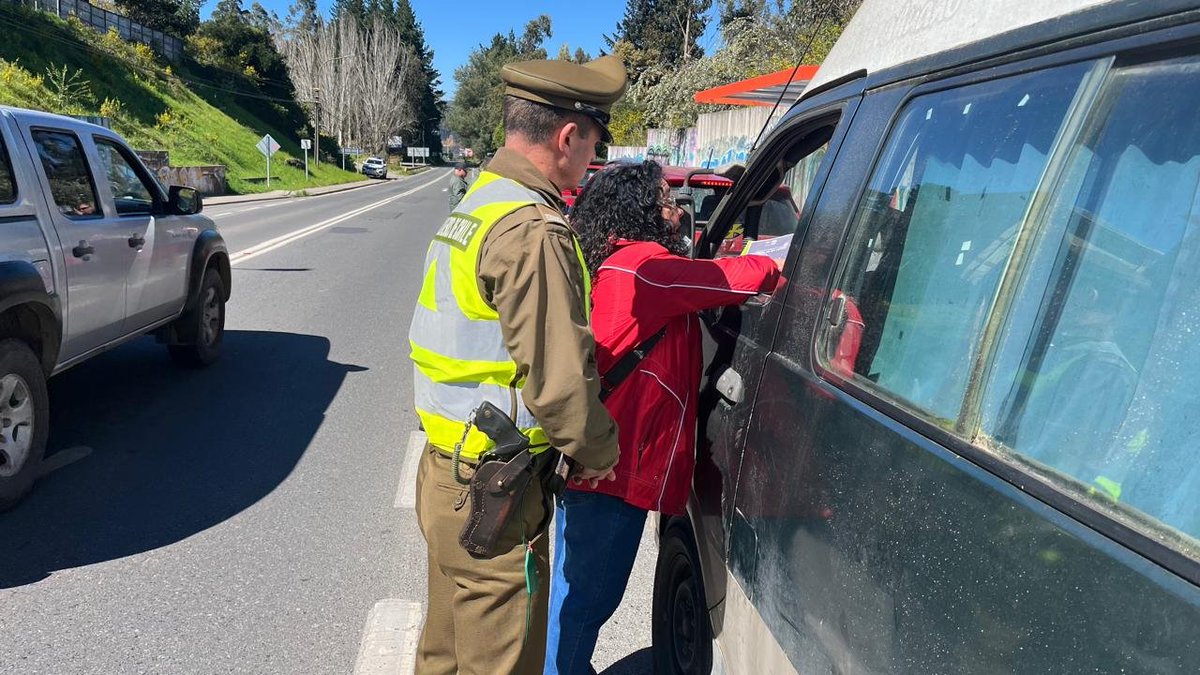 CarabBioBio's tweet photo. Carabineros OIC de la 7ma. Comisaría #Chiguayante, junto al personal de Senda Chiguayante, en terminal de buses de locomoción colectiva y ruta Chiguayante-#Hualqui, entregan recomendaciones de seguridad a conductores para prevenir accidentes de tránsito y cero alcohol al conducir https://t.co/014FiC3JxJ