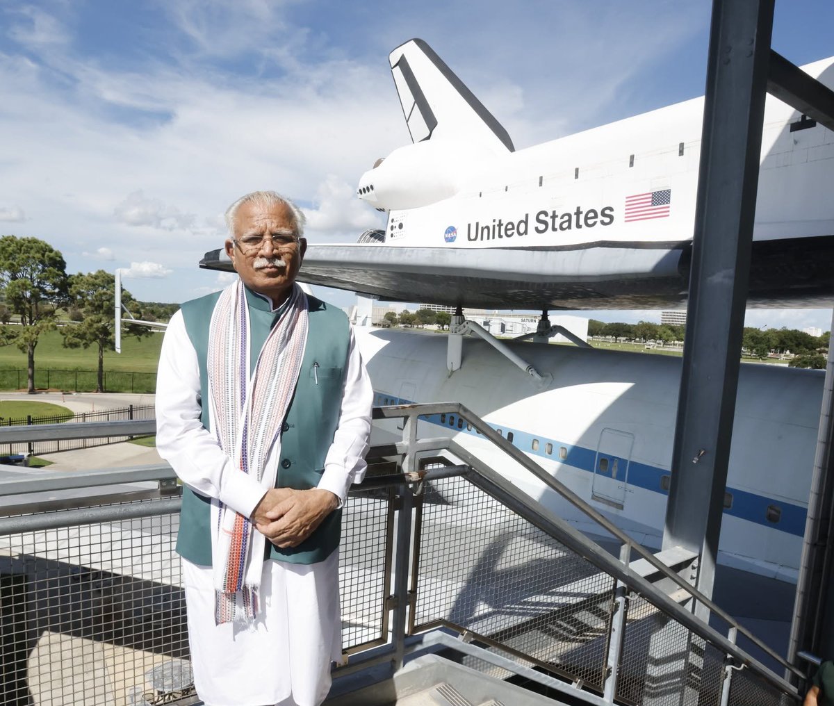 cgihou's tweet photo. Hon’ble Minister of Power and Housing & Urban Affairs, Shri Manohar Lal, visited NASA’s Johnson Space Center in Houston on the sidelines of his official visit to represent India at the G20 Energy Abundance Ministerial Meeting.

The Minister had an engaging tour of the facility and held thoughtful discussions on opportunities to further strengthen India–U.S. collaboration in the space sector.

The Consulate  thanks Mr. William T. Harris
President and CEO, Space Center Houston, for the warm welcome and for personally guiding the Minister through the visit.

#G20EnergyAbundance #IndiaInUSA #MEAIndia #IndiaUSRelations #SpaceCooperation #NASA #IndiaUSSpaceCooperation

@MEAIndia
@MinOfPower
@mlkhattar
@officeofmlk
@IndianEmbassyUS
@IndianDiplomacy
@diaspora_india 
@PIB_India
@DDNewslive
@airnewsalerts
@dcmanjunath
@NASAJohnson