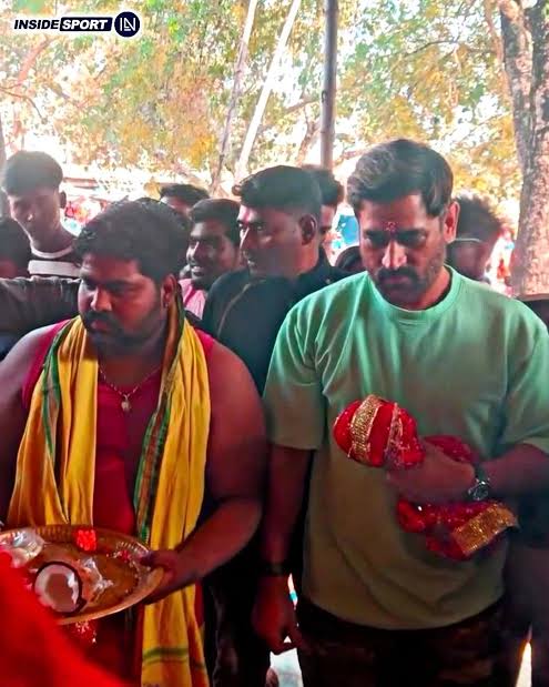 VijayD97's tweet photo. @Parinda_2 Cryy, coz Ms Dhoni is nationalist n Sanatani hindu https://t.co/YWiwnnkEE7