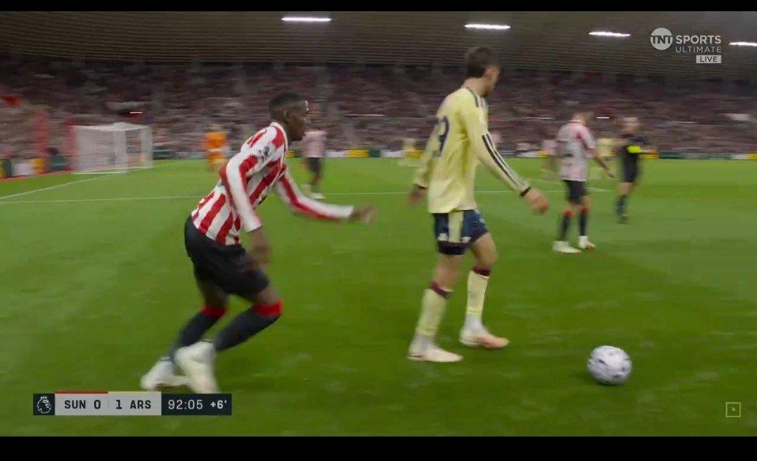 FunInternetGuy's tweet photo. @jackthirlaway How daft are some people, Just come out and say that you hate Arsenal. We'll respect you more. Ragebaiting without blue tick is new level of pathetic. 
Ref had the card out before even havertz got to the ball. https://t.co/q5u7DJ4UAE