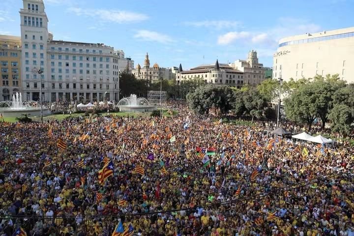 estatcatala's tweet photo. 11S2026 Representants de nacions sense estat de tot el món s’han sumat a la marxa a per la independència de Catalunya, provinents de Kurdistan, Nova Caledònia, Castella, Quebec, Sàhara , Biafra, Sardenya, Còrsega, Ogaden, Moluques del Sud i Euskadi, entre d’altres. (4)
@assemblea https://t.co/6msgMdAtYa