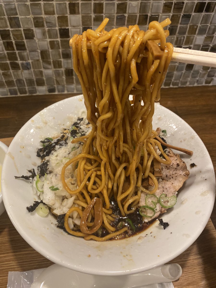 higemojira3's tweet photo. Yo-shoku OKADA
O火ラー🍜
背脂大蒜黒混ぜそば
見た目よりノットギルティー https://t.co/z8r3ZiAk7K