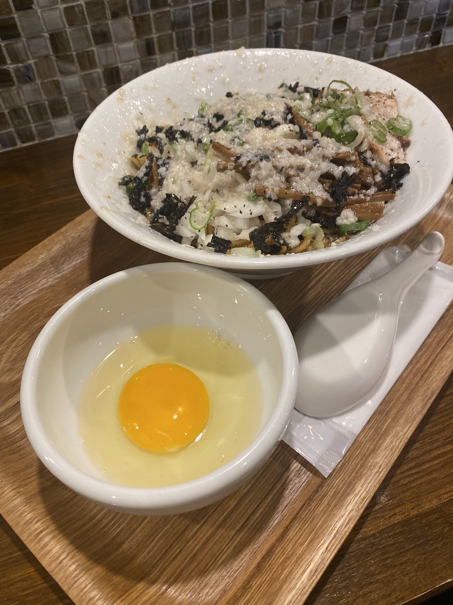 higemojira3's tweet photo. Yo-shoku OKADA
O火ラー🍜
背脂大蒜黒混ぜそば
見た目よりノットギルティー https://t.co/z8r3ZiAk7K