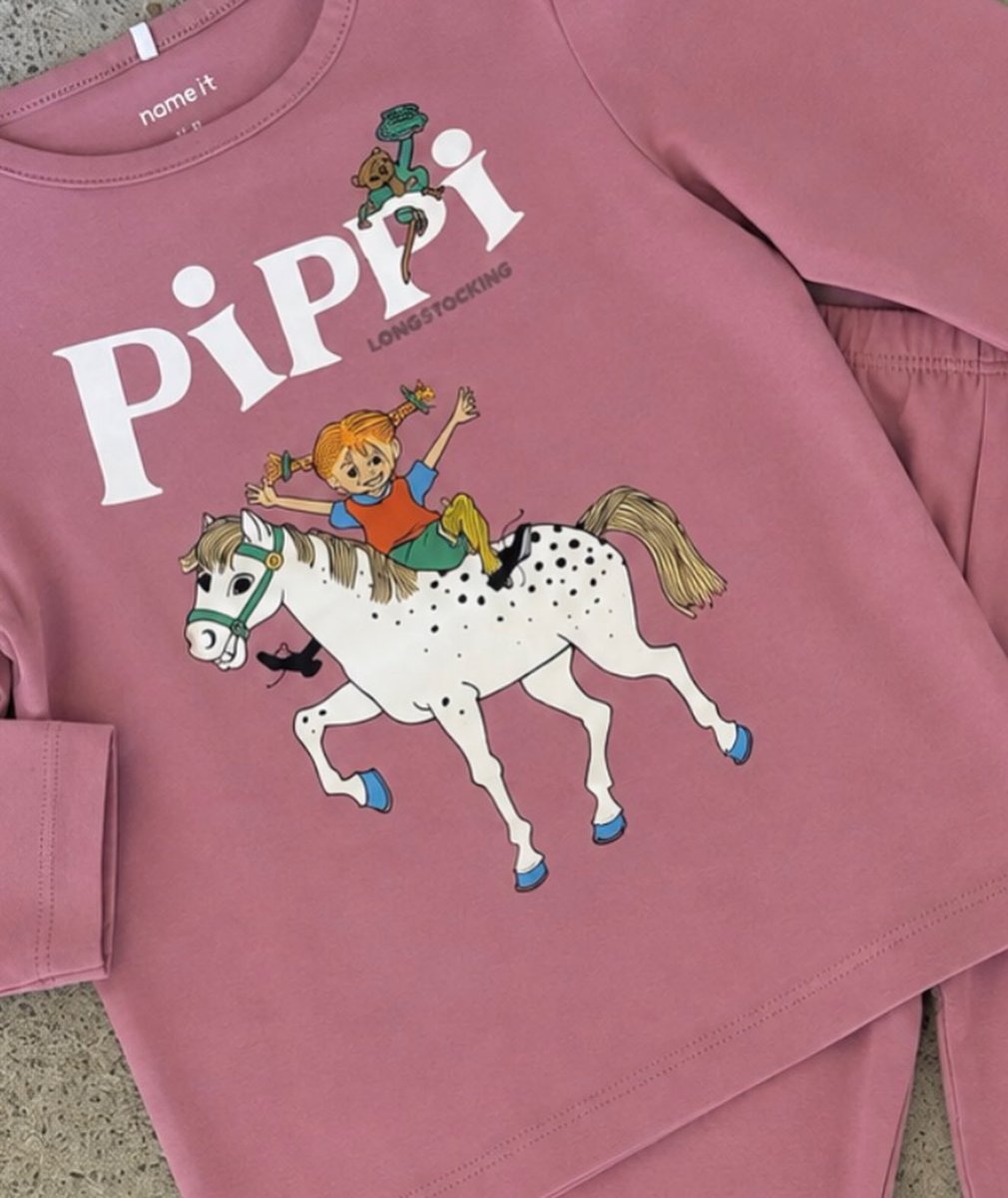 rodriguessanta's tweet photo. PIPPI LÅNGSTRUMP
En fin dress som passar både som pyjamas och skön mysdress till förskolan. Finns i storlek 86–116. Pris: 399 kr. Finns hos Handel i Sölvesborg. https://t.co/SWF3cLbk2U