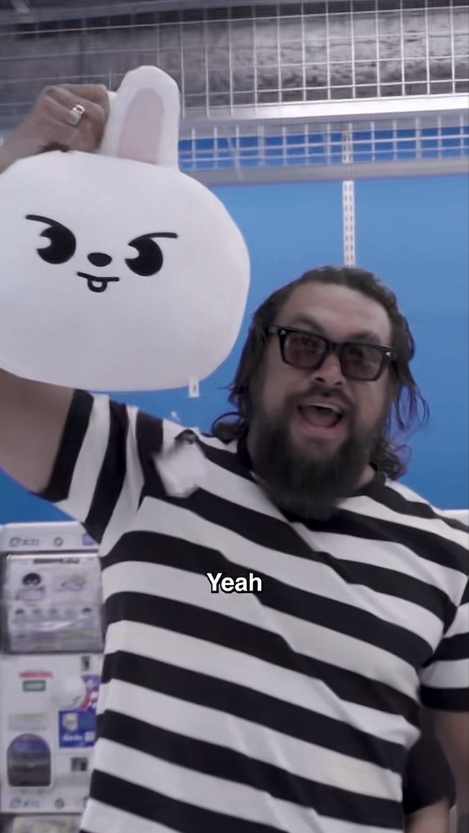 realstrayakids's tweet photo. Jason Momoa getting GiGO x skzoo Leebit cushion??????? Was not on my 2026 bingo card 😳😳😳😳 
CANT BELIEVE I WAS JUST THERE 

It really is Leebit everywhere all around the world😂😂

🔗 https://t.co/BtZfJpuuQJ https://t.co/ZnhZZOly24