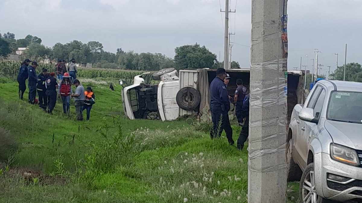 h_conexion's tweet photo. 🔴 #AlMomento | 🚜 Un #camión de volteo presuntamente relacionado con las #obras del #Tren México-Querétaro fue impactado por una máquina en el barrio de San Bartolo, #Huehuetoca 🚆 Conoce todos los detalles, accede a la nota aquí👇
https://t.co/NB035sCxxu https://t.co/6H8XDIrZg6