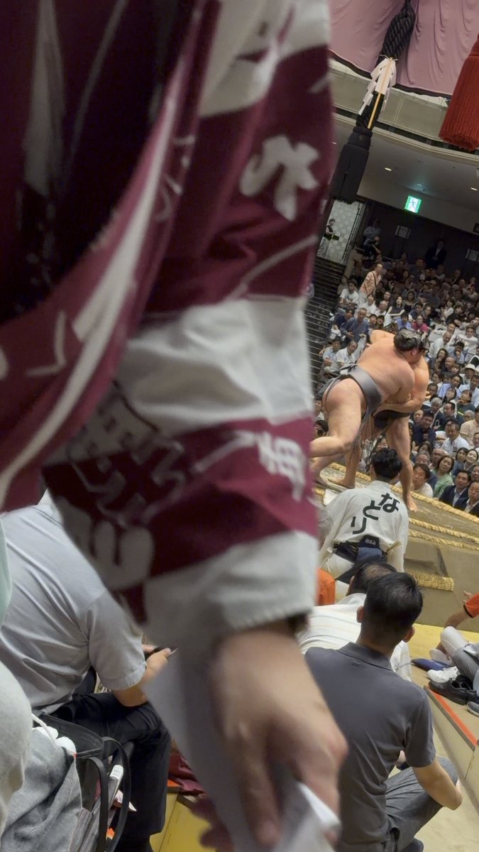 m3ko4s's tweet photo. 二度とない！？くらいの神席だった1人Sマス席
お隣りさんたちと楽しく観戦
　
推しの取組になると頻繁に横切られるのはあるあるなのかしら🤣

若元春関
一日一番。自分の相撲を取り切って、千穐楽まで怪我なく悔いなく戦えますように。応援してます
#sumo 
#大相撲九月場所 
#若元春 https://t.co/2r4nNdsIBR