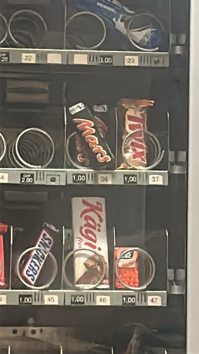 Merycornio's tweet photo. He tenido un día horrible , y he bajado a por una chocolatina y se ha quedado atascada en la máquina. QUE HICE YO 😭 https://t.co/sQLbkVOeZt