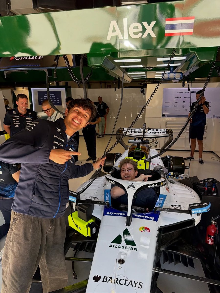 ohnePixelUpdate's tweet photo. ohnePixel &amp; Alex Albon Williams F1 Team Garage 👀🚨 https://t.co/43SFLM0af8